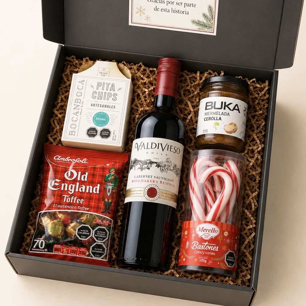 Caja Esencia Navideña con vino Carménère Valdivieso, Mermelada de Cebolla Buka, Galletas Pitachips, caramelos Toffee y bastones Merello.
