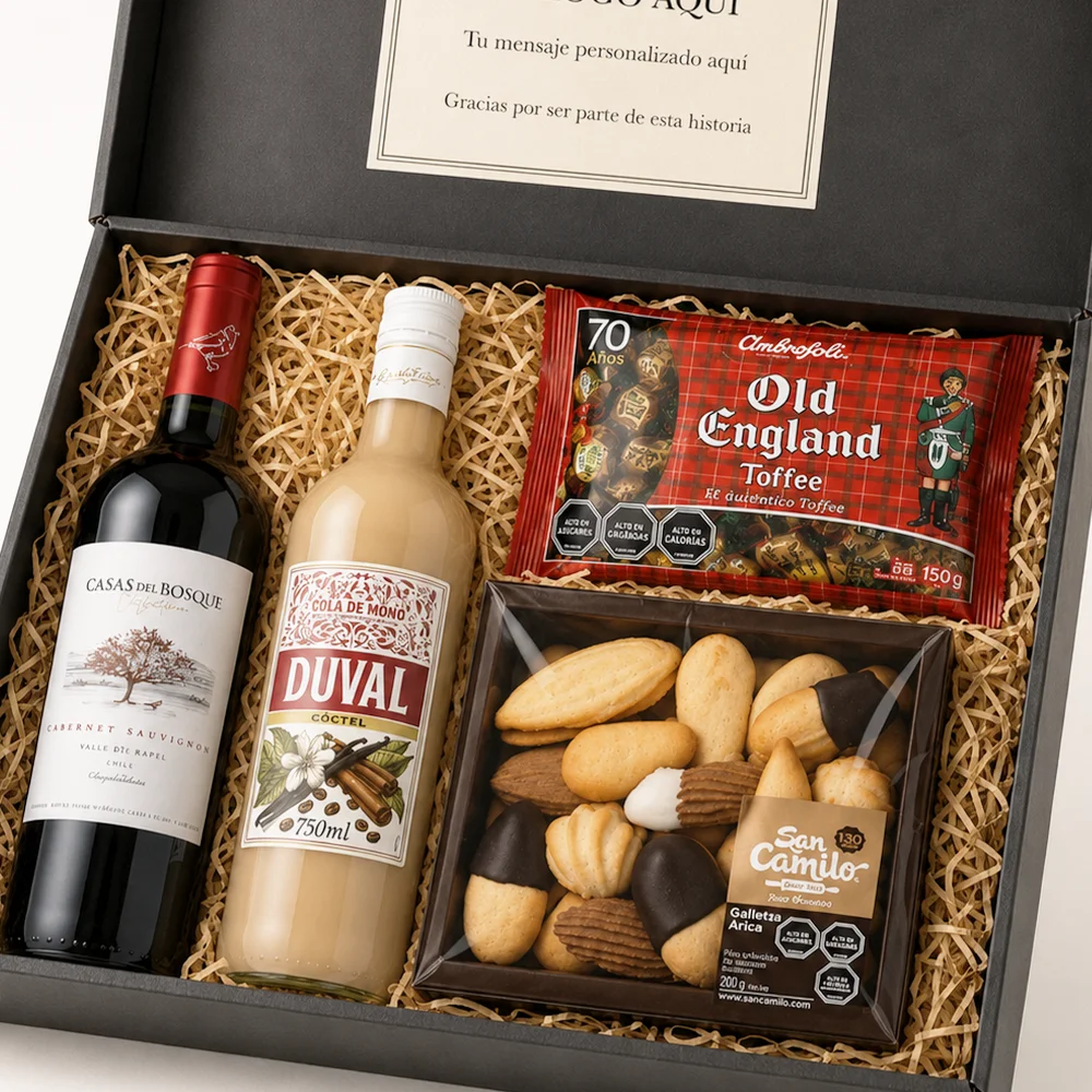 Caja Navidad Premium con vino Pinot Noir Casas del Bosque, Cola de Mono Duval, Galletas San Camilo y caramelos toffee.