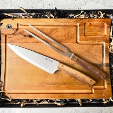 Set de asado con tabla de cortar de madera de nogal, cuchillo chef y tenedor trinchante con mangos de madera para regalo corporativo