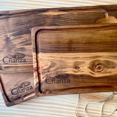 Tabla de asado grande de madera nativa de Raulí recuperada, artesanía chilena sostenible de Pucón