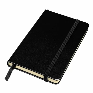 Libreta corporativa tamaño A5 con tapa de cartón resistente, cierre con banda elástica y bolsillo interior trasero para documentos