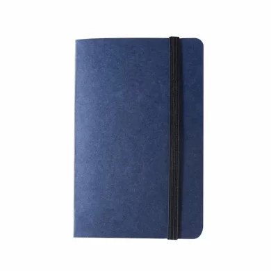 Estuche de notas adhesivas modelo Sartre fabricado en cartón reciclado con cierre elástico y múltiples blocs para obsequios corporativos