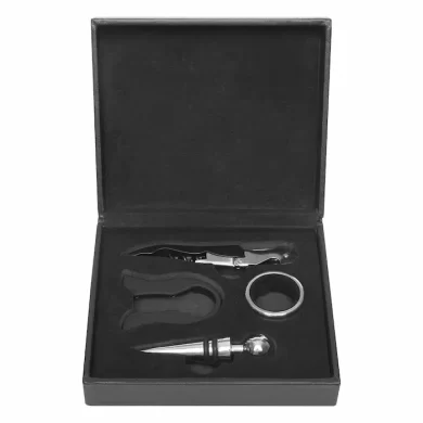 Estuche de simil cuero negro abierto mostrando set de vino de 4 piezas: sacacorchos, tapón, anillo antigoteo y cortacápsula