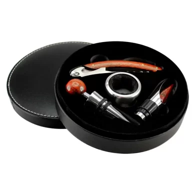 Estuche redondo de PU negro abierto con set de vino de 4 piezas metálicas con mangos de madera barnizada