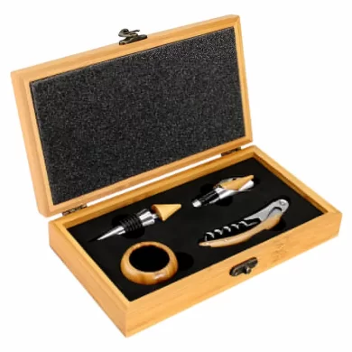 Set de vino con 4 accesorios en caja de madera de bambú natural con cierre metálico tipo mosquetón envejecido