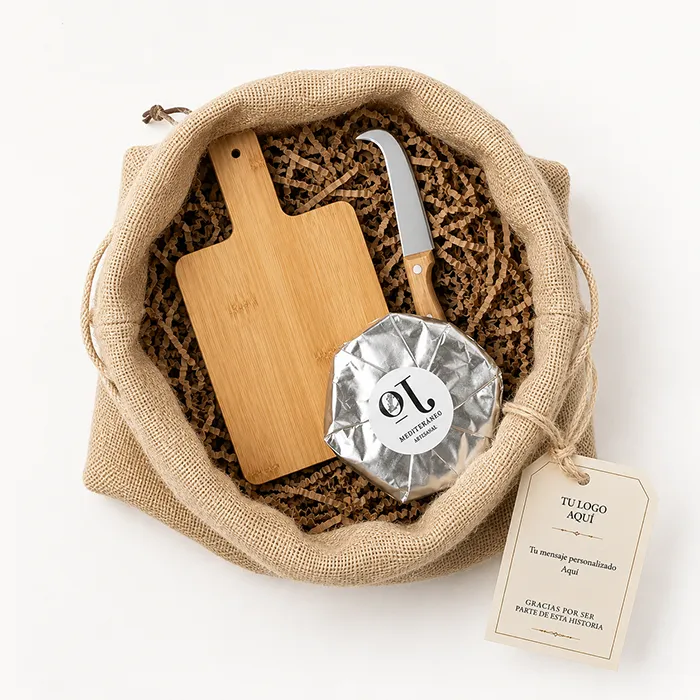 Bolsita de regalo corporativo Normandia con queso Camembert y tabla de madera para picoteo.