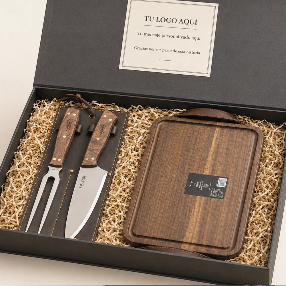 Caja Cuero y Hierro con plancha de hierro Imahe y set Kangkawe de cuchillo y tenedor parrillero en funda de cuero café.