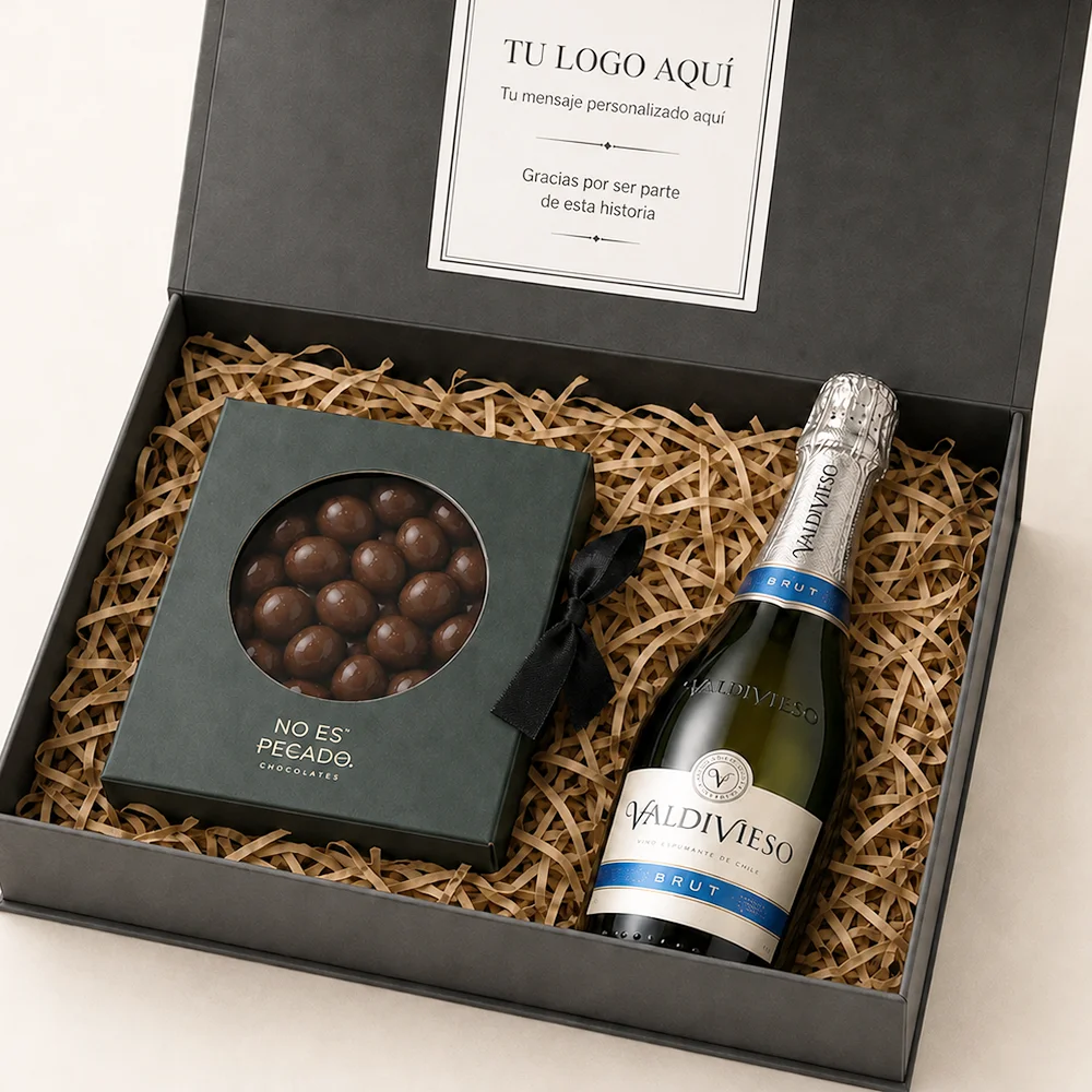 Caja de regalo corporativo Delicias en Navidad con Espumante Valdivieso Limited pequeño y almendras bañadas en chocolate.