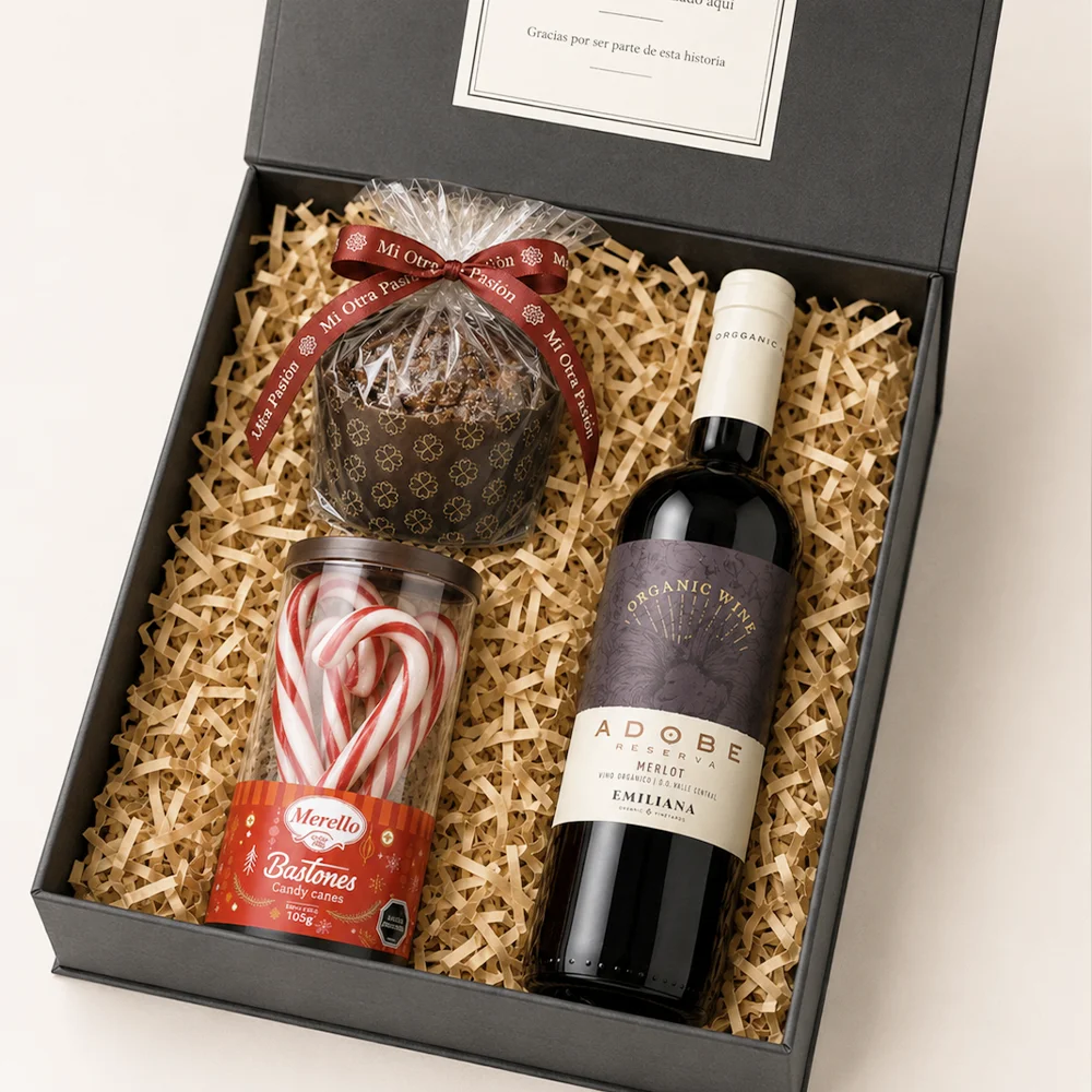 Caja Dulce Celebración con vino Adobe de Viña Emiliana, Mini Pan de Pascua Paradiso y bastones de caramelo Merello.