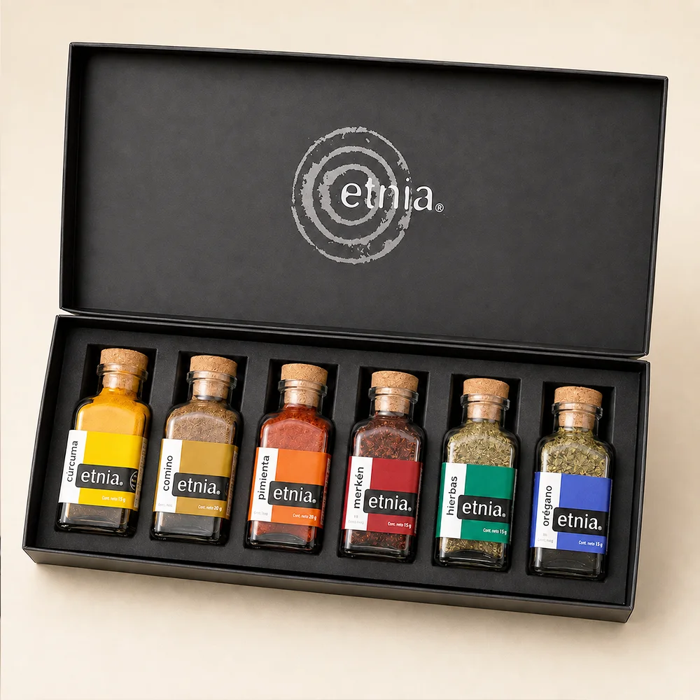 Caja de regalo corporativo con set de 6 especias chilenas en frascos de vidrio.