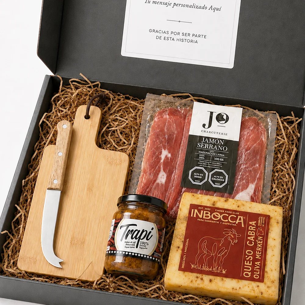 Caja Sabores Rústicos con tabla para quesos, queso de cabra con oliva y merkén, jamón serrano y salsa de ají ahumado.