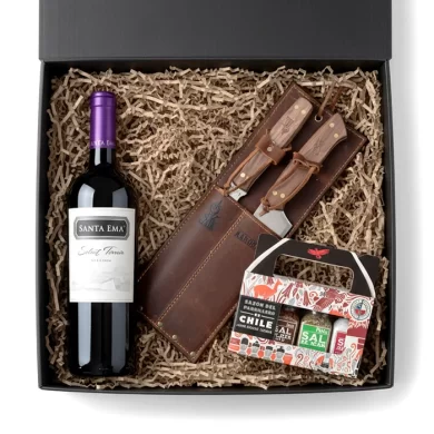 Caja de regalo gourmet Santiago Querido con vino Carmenere Santa Ema, set de cuchillos de asado en estuche de cuero y sales parrilleras