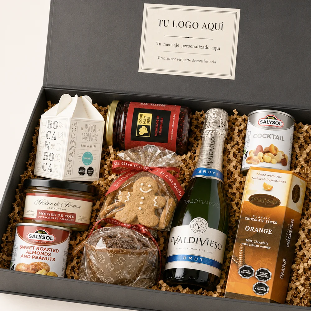Caja Sorpresa Navideña con espumante Brut Rosé, paté al merkén, snacks gourmet, Pan de Pascua, galletas navideñas y chocolate.