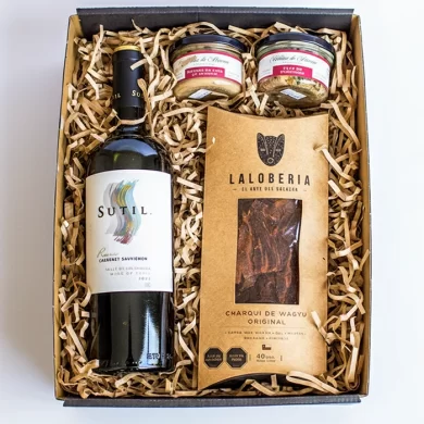 Caja de regalo corporativo Valle Colchagua con vino carménère, charqui de wagyu y mousse de foie gourmet.