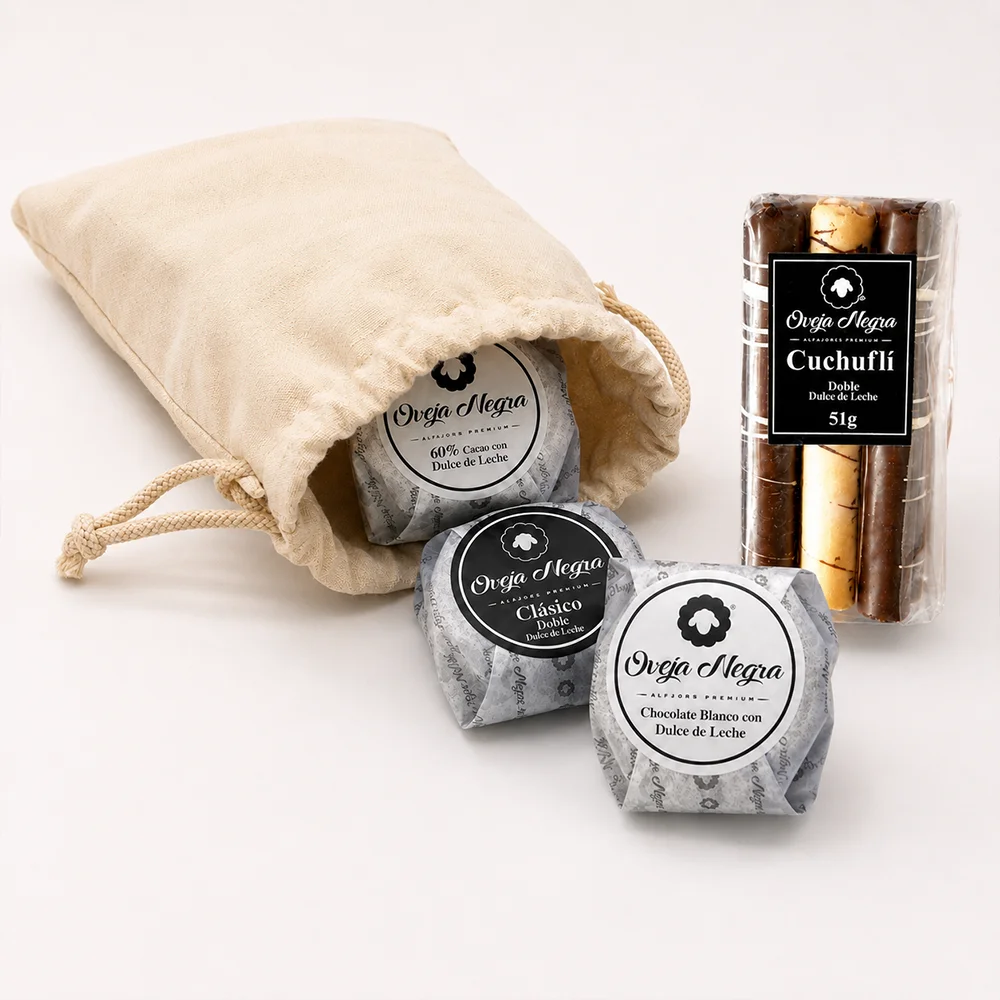 Saquito Encanto Chileno de algodón orgánico con tres alfajores clásicos y tres cuchuflíes Oveja Negra.