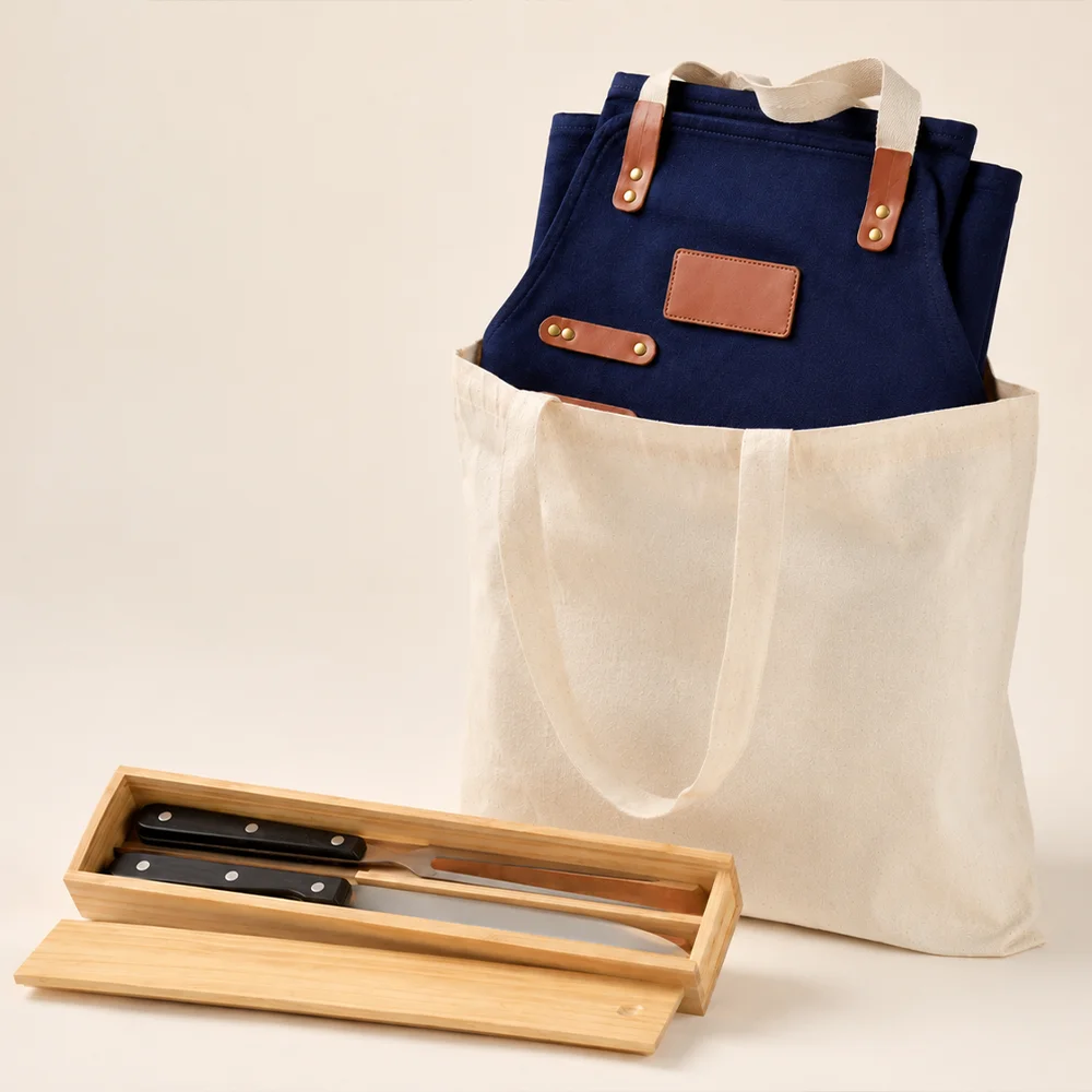 Kit Parrillero Belmont con pechera de canvas, accesorios para asado y bolsa PolyCotton Better World personalizable.