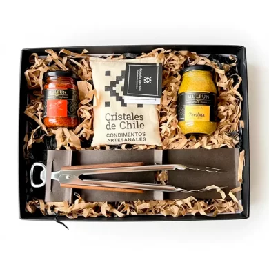 Caja de regalo corporativo Aderezos Perfectos con sal en saco de tela, pinza parrillera pro, mostaza y ají.