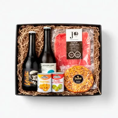 Caja de regalo corporativo Atacama con cervezas La Montaña, jamón serrano, pretzels y aceitunas rellenas.