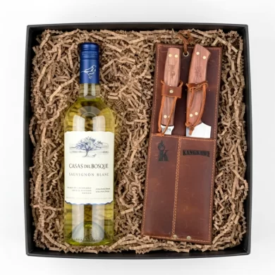 Caja de regalo corporativo Casas del Bosque con vino Sauvignon Blanc y set de cuchillo y tenedor en estuche de cuero.