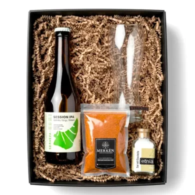 Caja de regalo corporativo chilena con Cerveza IPA La Montaña, Merkén y Sal Etnia para michelada.