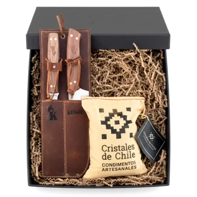 Caja de regalo corporativo Duo Perfecto con sal de mar y set de cuchillo y tenedor parrillero.