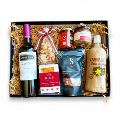 Caja de regalo corporativo Elegancia del Carmenere con vino tinto, paté de campagne al merkén, crackers artesanales y confitura.