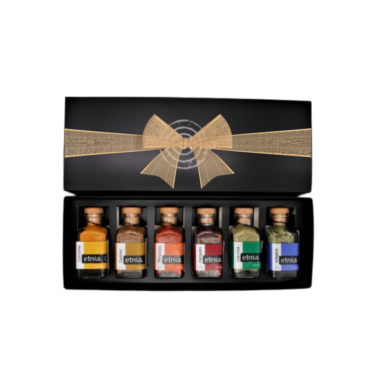 Caja de regalo corporativo con set de 6 especias chilenas en frascos de vidrio.