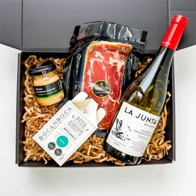 Caja de regalo corporativo Gastronomía Gourmet con vino blanco, mousse de salmón ahumado y jamón serrano.