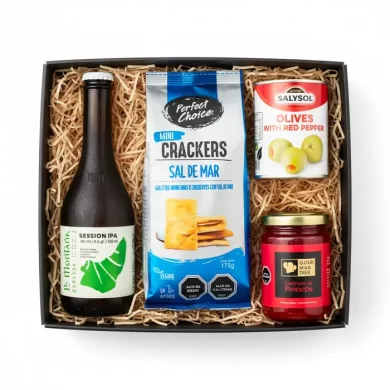 Caja de regalo corporativo La Fonda Chica con Cerveza La Montaña 750cc, aceitunas rellenas y confitura.