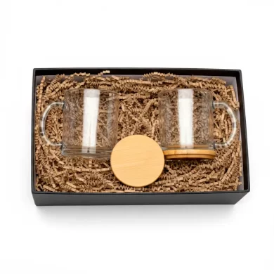 Caja de regalo corporativo Set Mari con dos tazas de vidrio transparente y tapas de bambú barnizado en empaque kraft.