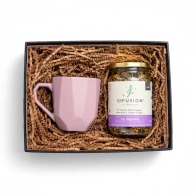 Caja de regalo corporativo Té Inspira con taza de cerámica elegante y té verde con manzanilla y mate.