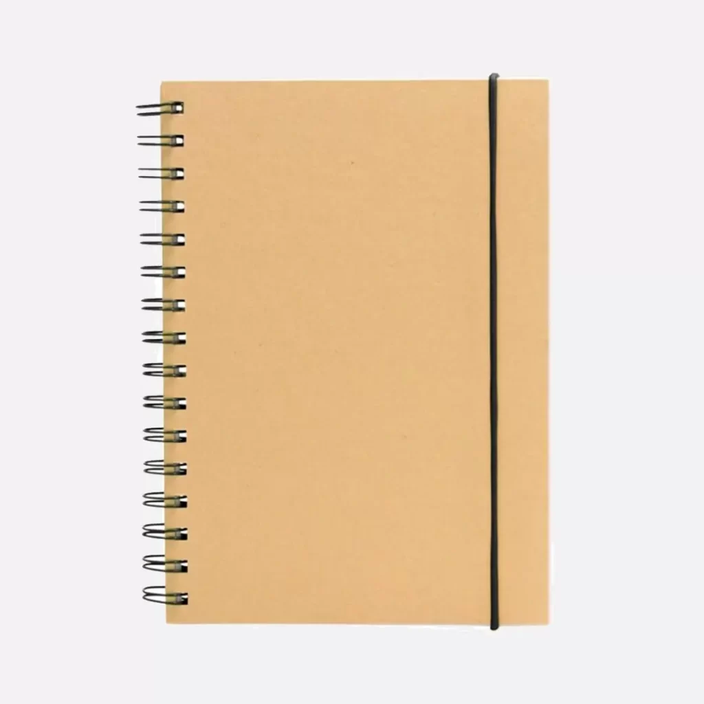 Libreta tamaño A5 con tapa de papel kraft natural, encuadernación espiral y banda elástica de cierre a tono
