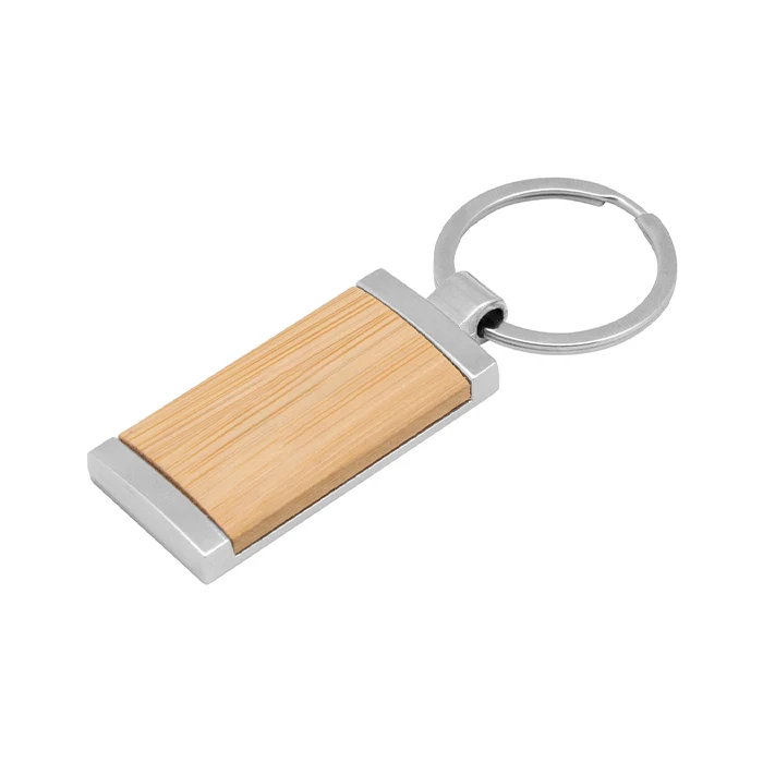 Llavero rectangular de bambú natural con soporte y anilla de metal, presentado en caja de regalo
