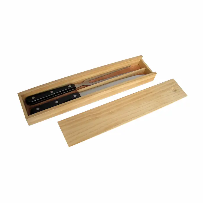 Set de asado compuesto por cuchillo y tenedor trinchante de acero presentados en elegante caja de madera natural para regalo