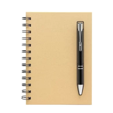 Set de libreta kraft con anillado metálico y bolígrafo negro adherido magnéticamente a la tapa por sistema de imanes