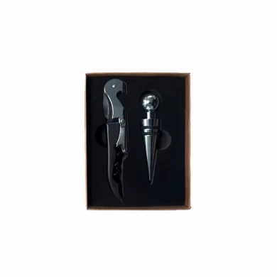 Estuche de regalo abierto mostrando set de vino con sacacorchos de metal y tapón hermético