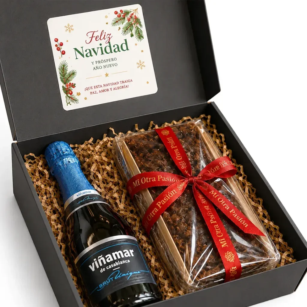 Caja de regalo corporativo Brindis Dulce con Espumante Viñamar y Pan de Pascua artesanal de 800 gramos con lazo rojo.