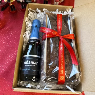 Caja de regalo corporativo Brindis Dulce con Espumante Viñamar y Pan de Pascua artesanal de 800 gramos con lazo rojo.