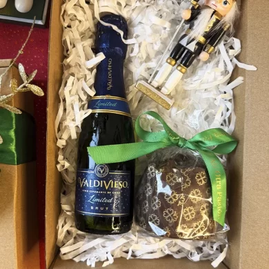 Caja de regalo Brindis Navideño con Espumante Valdivieso Brut Limited y Pan de Pascua artesanal para obsequios corporativos