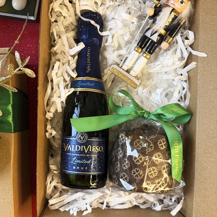 Caja de regalo Brindis Navideño con Espumante Valdivieso Brut Limited y Pan de Pascua artesanal para obsequios corporativos