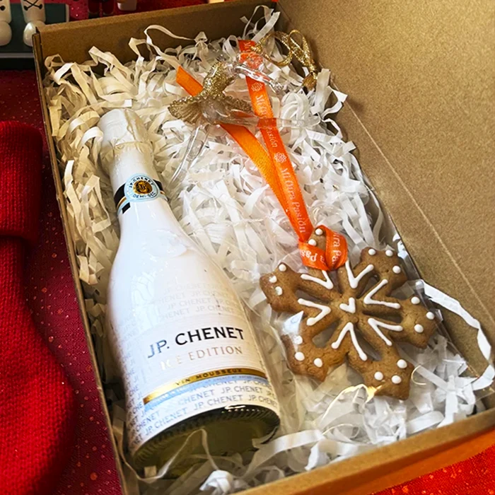 Caja de regalo de Navidad minimalista con botella de espumante JP Chenet Ice Edition y galleta de jengibre decorada para obsequios corporativos
