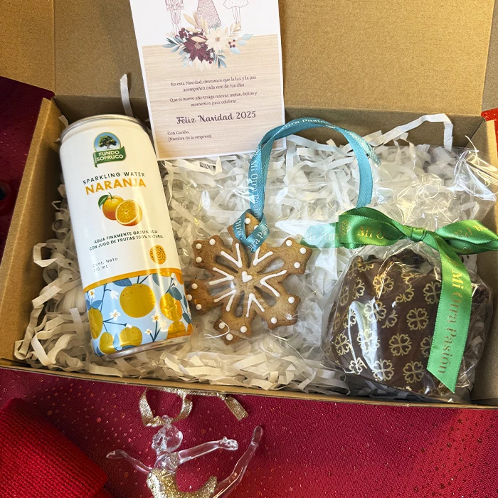Caja de regalo corporativo Deseos Festivos con agua sparkling Sofruco, pan de pascua de chocolate y galleta de jengibre.