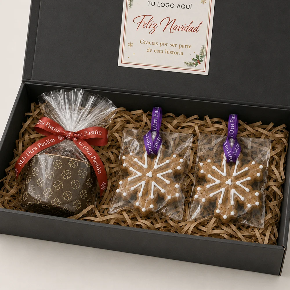 Caja Dulces Fiestas con Mini Pan de Pascua y dos galletas navideñas con forma de copo de nieve.
