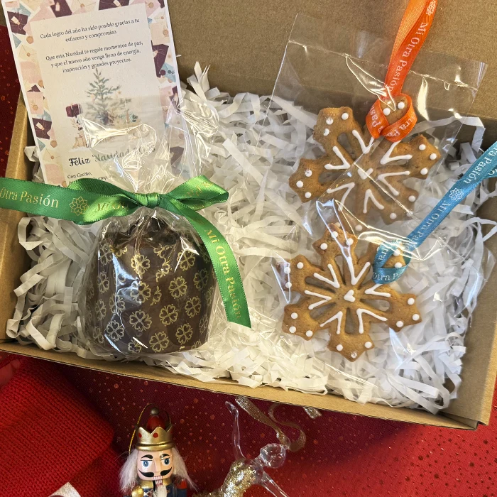 Caja de regalo de Navidad con pan de pascua artesanal, galletas de jengibre decoradas como copos de nieve y tarjeta personalizada