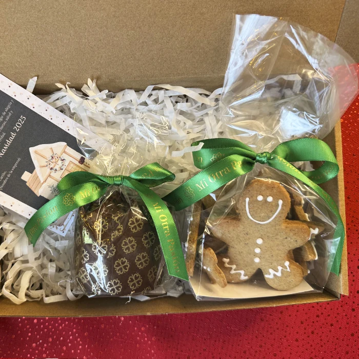Caja de regalo de Navidad con pan de pascua artesanal, saquito de galletas de jengibre y tarjeta personalizada para obsequios corporativos