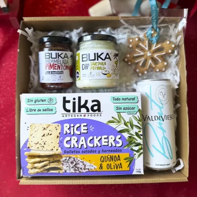 Caja de regalo corporativo Gourmet Navideña con espumante Valdivieso, dips Buka, crackers Tika y galleta de jengibre.
