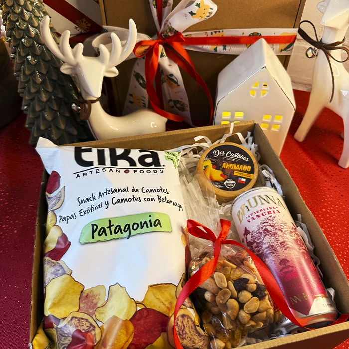 Caja de regalo corporativo Sabores del Sur con snacks Tika, queso ahumado y sangría en lata.