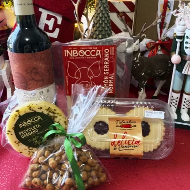 Caja de regalo Tabla Festiva con Vino Tinto Orgánico, Jamón Serrano Inbocca, Provoleta y productos gourmet para obsequios corporativos