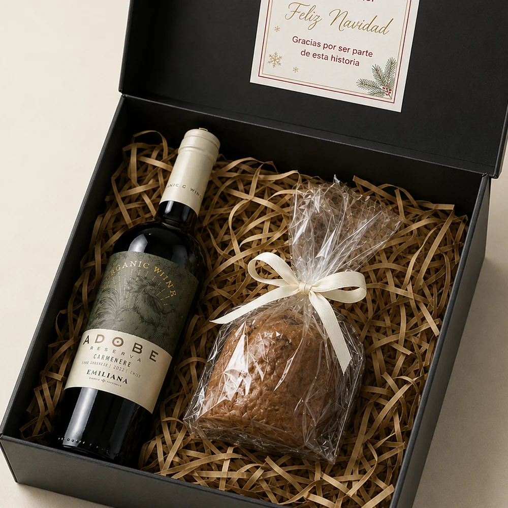 Caja Tradición Navideña con vino Adobe de Viña Emiliana de 375 ml y Mini Pan de Pascua de 160 g.