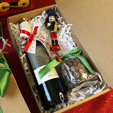 Caja de regalo Tradición Navideña con botella de Vino Orgánico Emiliana Carmenere y Pan de Pascua artesanal para obsequios corporativos